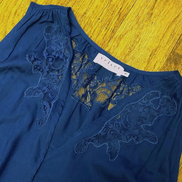 Velvet by Graham and Spencer Blue Rolanda Lace Sleeveless Blouse Size Medium - Picture 4 of 12